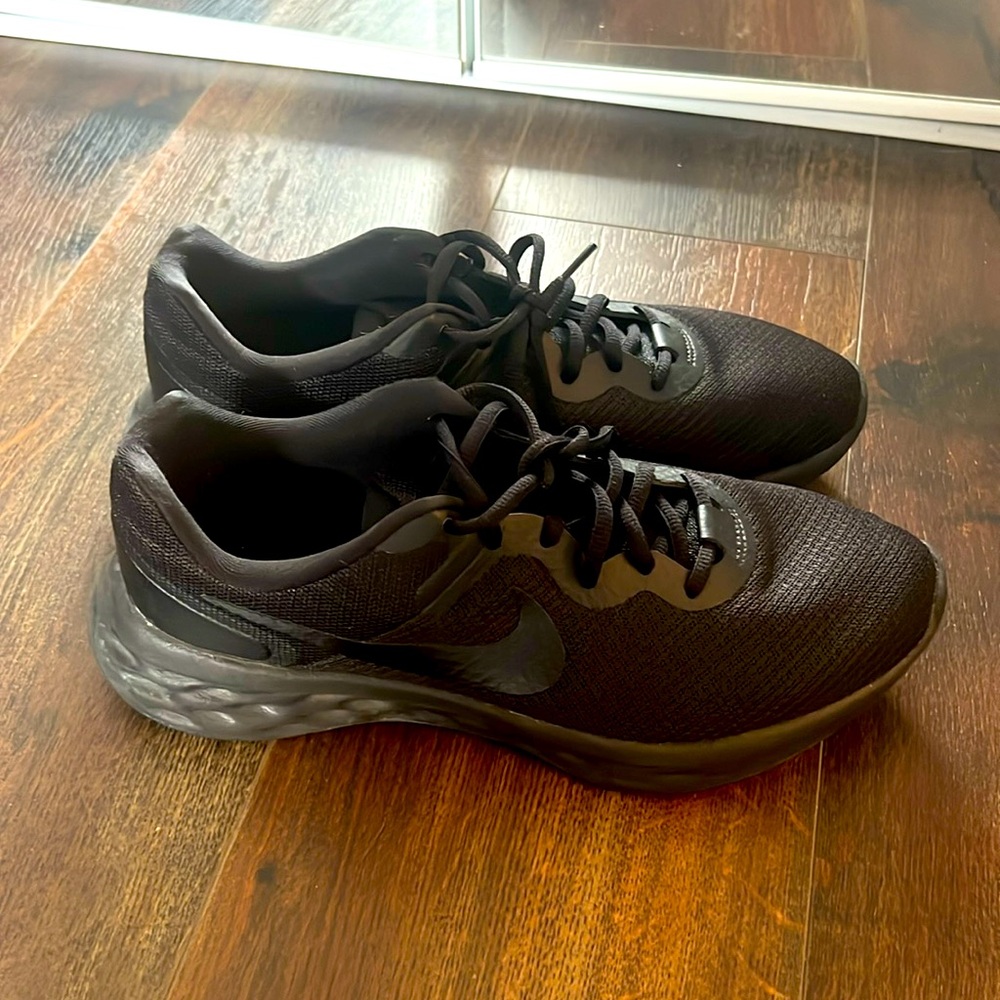 Nike women’s black on black gym shoe 11